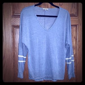 Fitzgerald & Eddi size med v neck